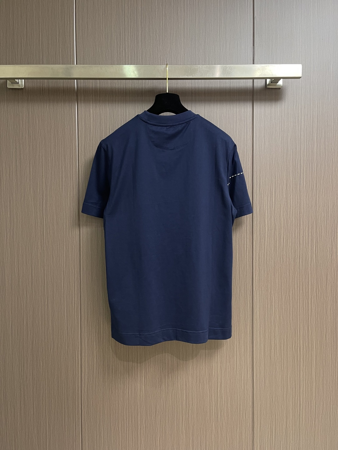 Fendi 裁线刺绣圆领短袖T恤，采用50支双股丝光棉，克重为165gm2；搭配32支双纱罗纹，克重为3