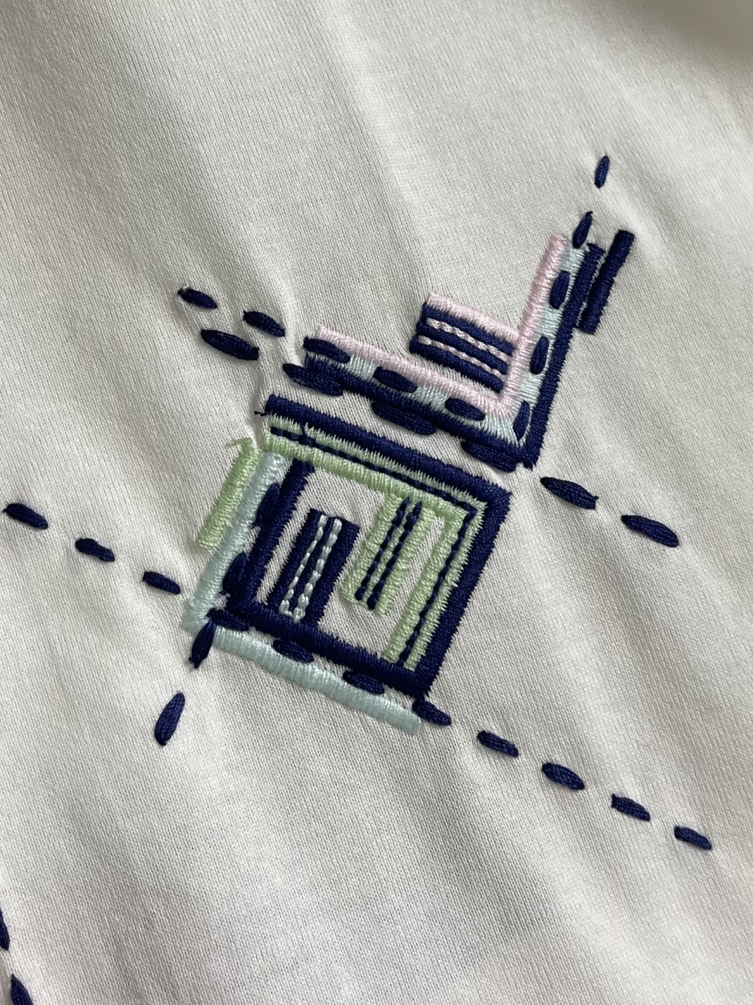 Fendi 裁线刺绣圆领短袖T恤，采用50支双股丝光棉，克重为165gm2；搭配32支双纱罗纹，克重为3