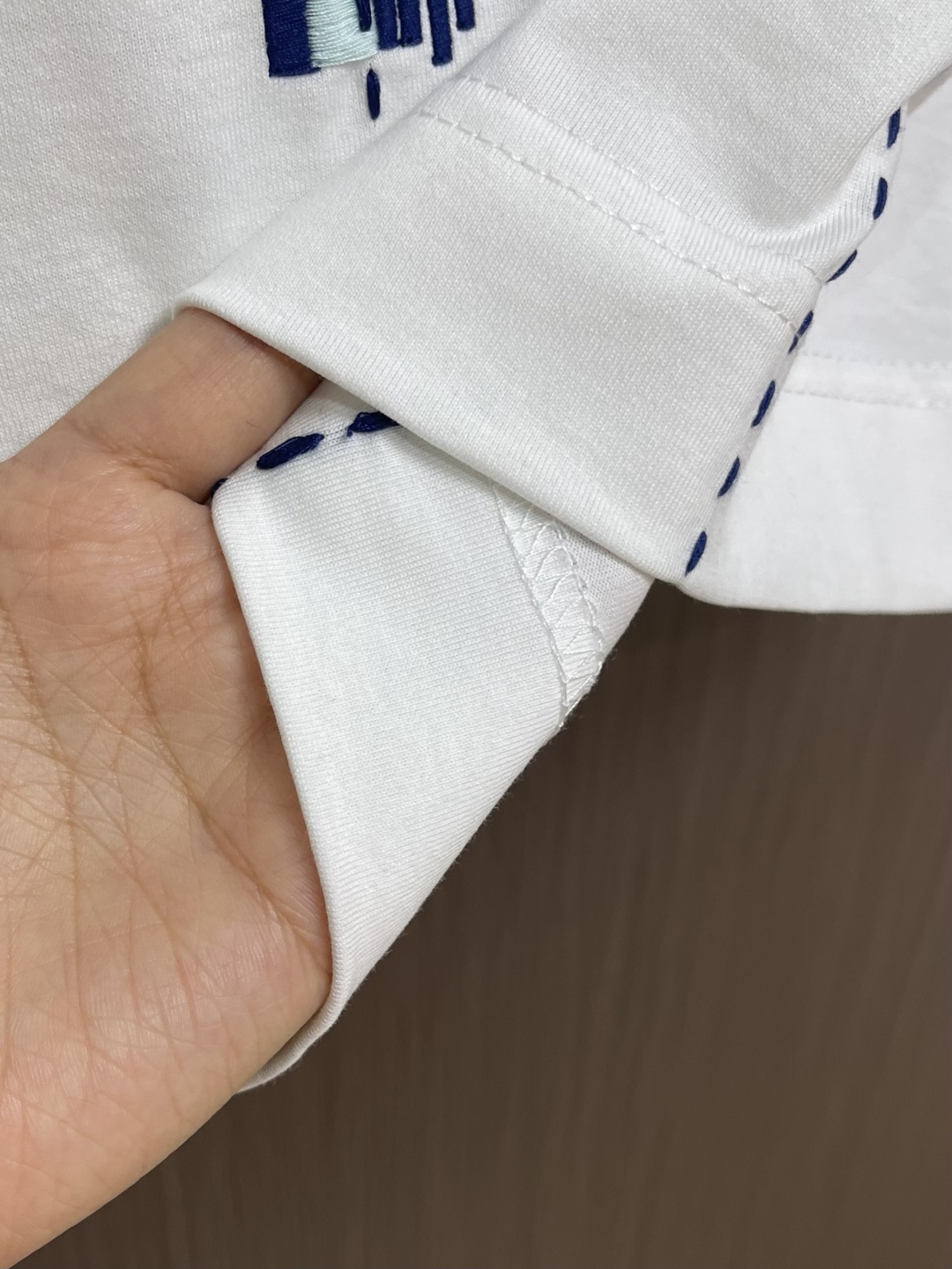 Fendi 裁线刺绣圆领短袖T恤，采用50支双股丝光棉，克重为165gm2；搭配32支双纱罗纹，克重为3