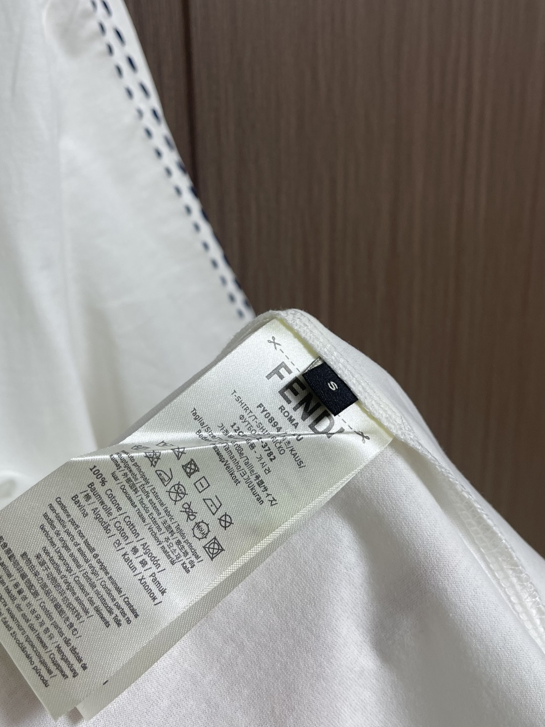 Fendi 裁线刺绣圆领短袖T恤，采用50支双股丝光棉，克重为165gm2；搭配32支双纱罗纹，克重为3