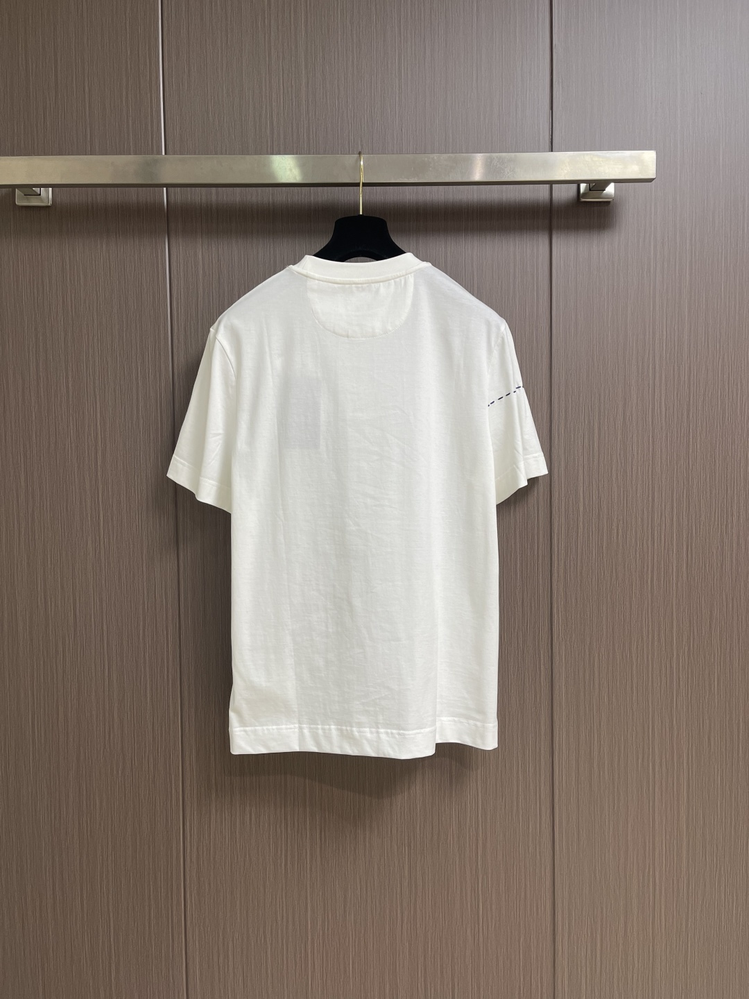 Fendi 裁线刺绣圆领短袖T恤，采用50支双股丝光棉，克重为165gm2；搭配32支双纱罗纹，克重为3