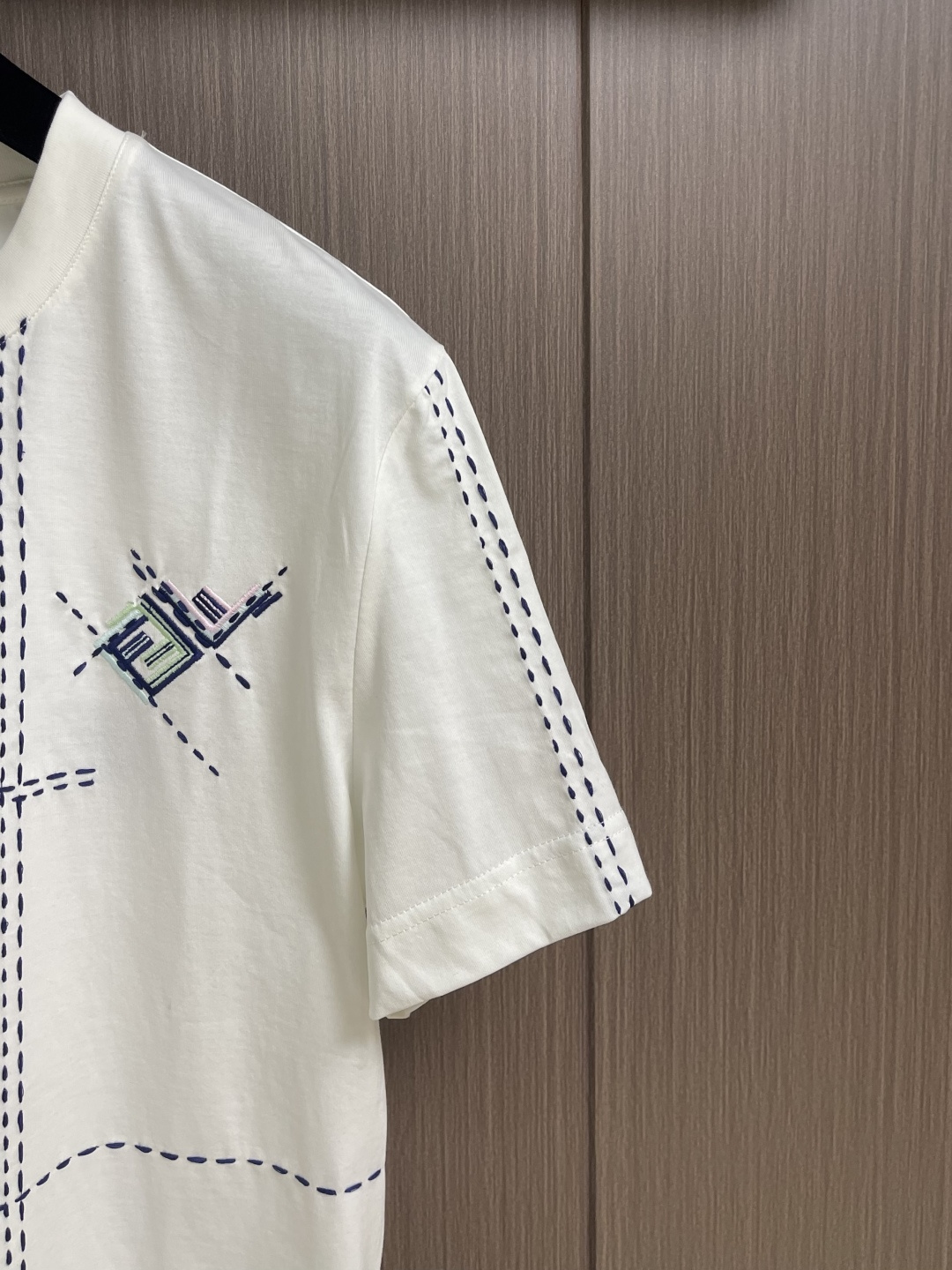 Fendi 裁线刺绣圆领短袖T恤，采用50支双股丝光棉，克重为165gm2；搭配32支双纱罗纹，克重为3