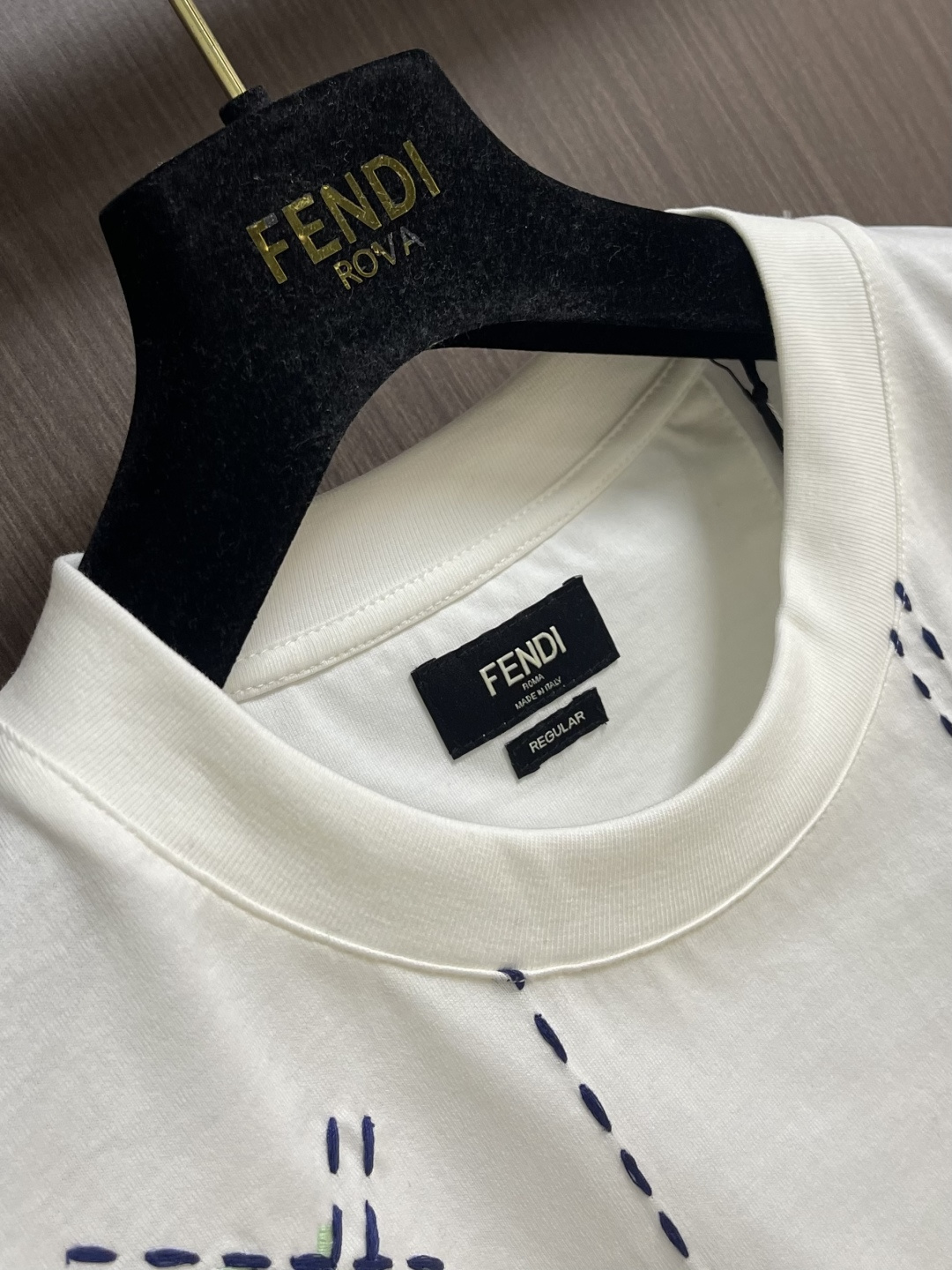 Fendi 裁线刺绣圆领短袖T恤，采用50支双股丝光棉，克重为165gm2；搭配32支双纱罗纹，克重为3