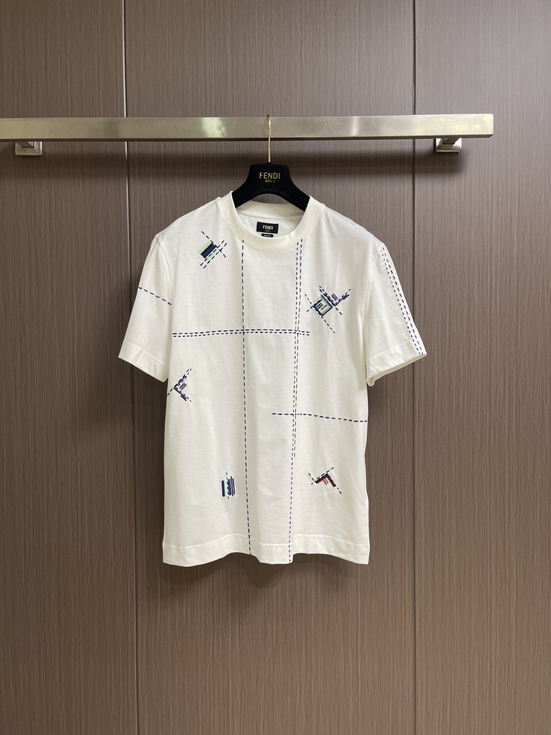 Fendi 裁线刺绣圆领短袖T恤，采用50支双股丝光棉，克重为165gm2；搭配32支双纱罗纹，克重为3