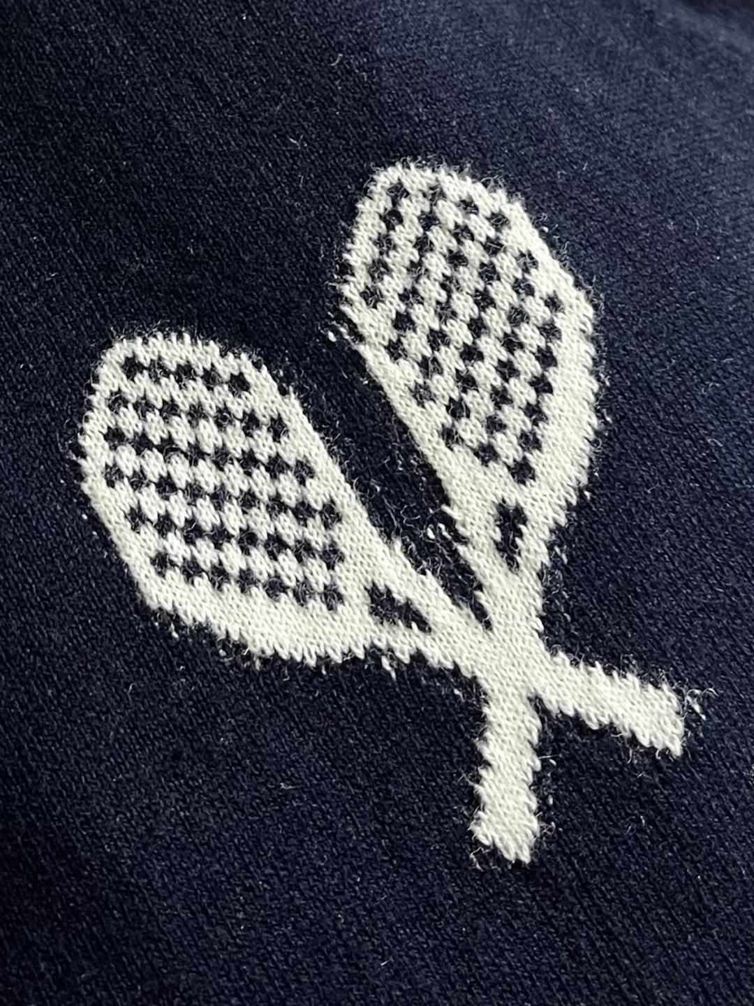 THOM BROWNE TB 网球拍提花短袖Polo，这件Thom Browne藏青色，采用高支精纺羊毛