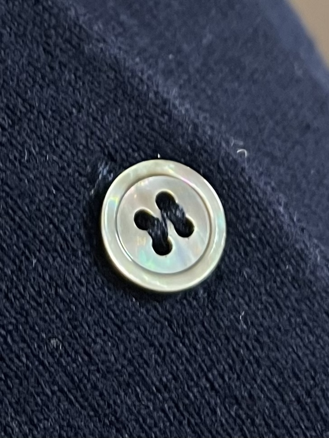 THOM BROWNE TB 网球拍提花短袖Polo，这件Thom Browne藏青色，采用高支精纺羊毛