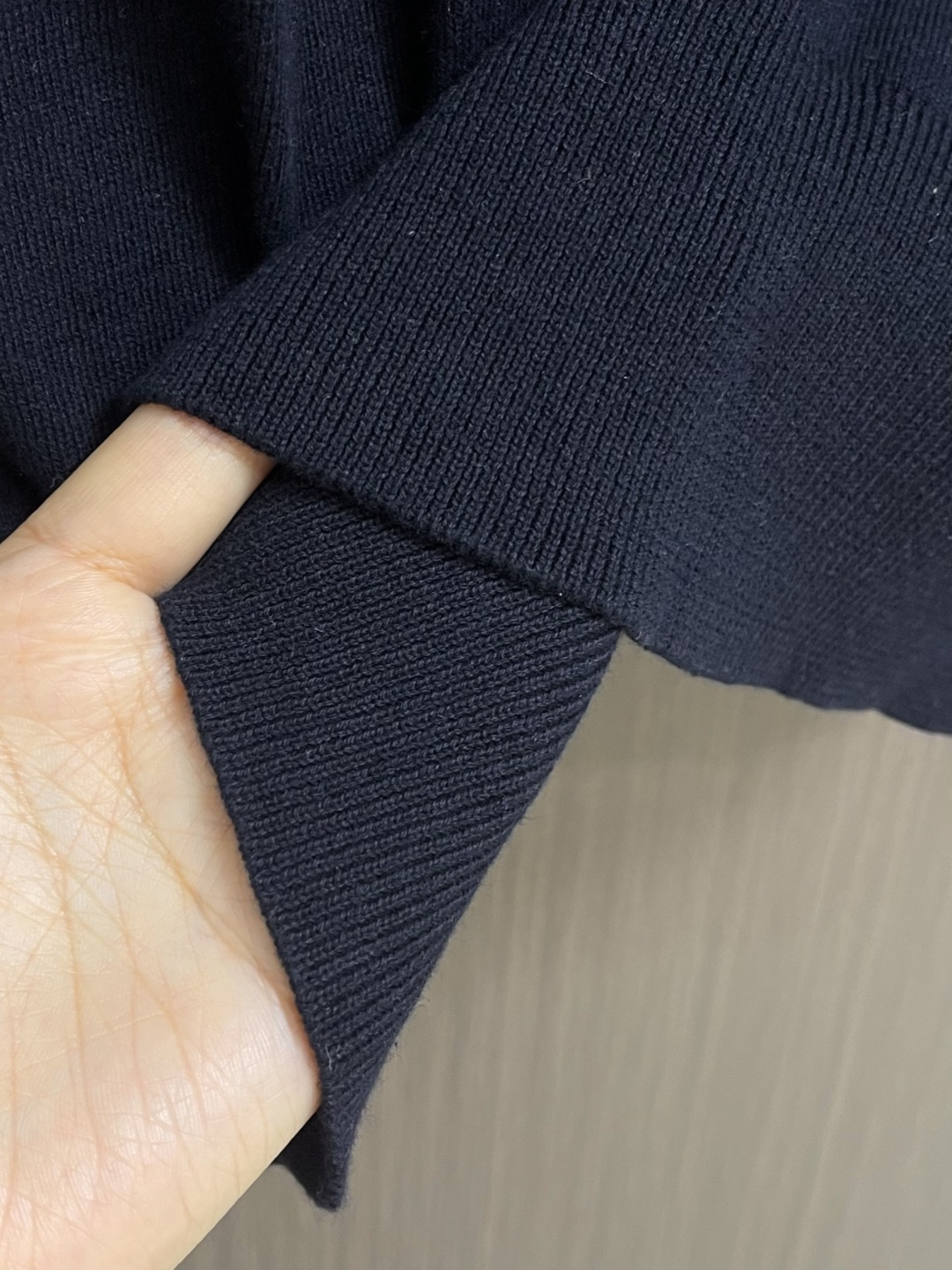 THOM BROWNE TB 网球拍提花短袖Polo，这件Thom Browne藏青色，采用高支精纺羊毛