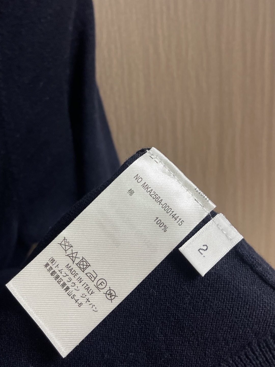 THOM BROWNE TB 网球拍提花短袖Polo，这件Thom Browne藏青色，采用高支精纺羊毛