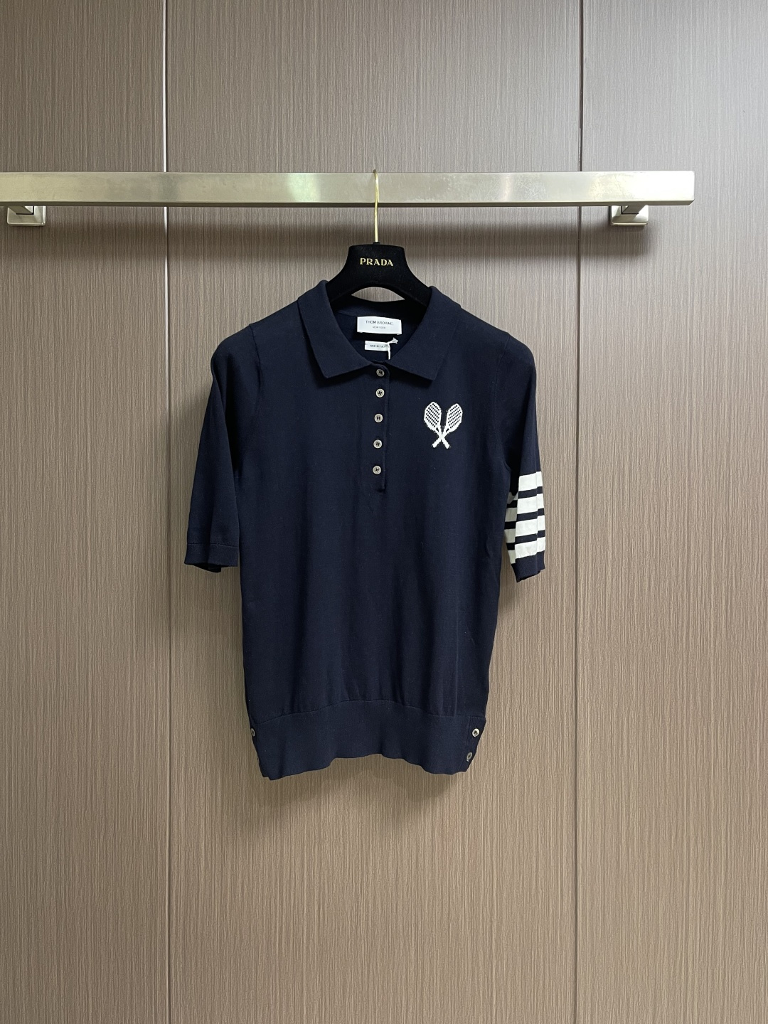 THOM BROWNE TB 网球拍提花短袖Polo，这件Thom Browne藏青色，采用高支精纺羊毛