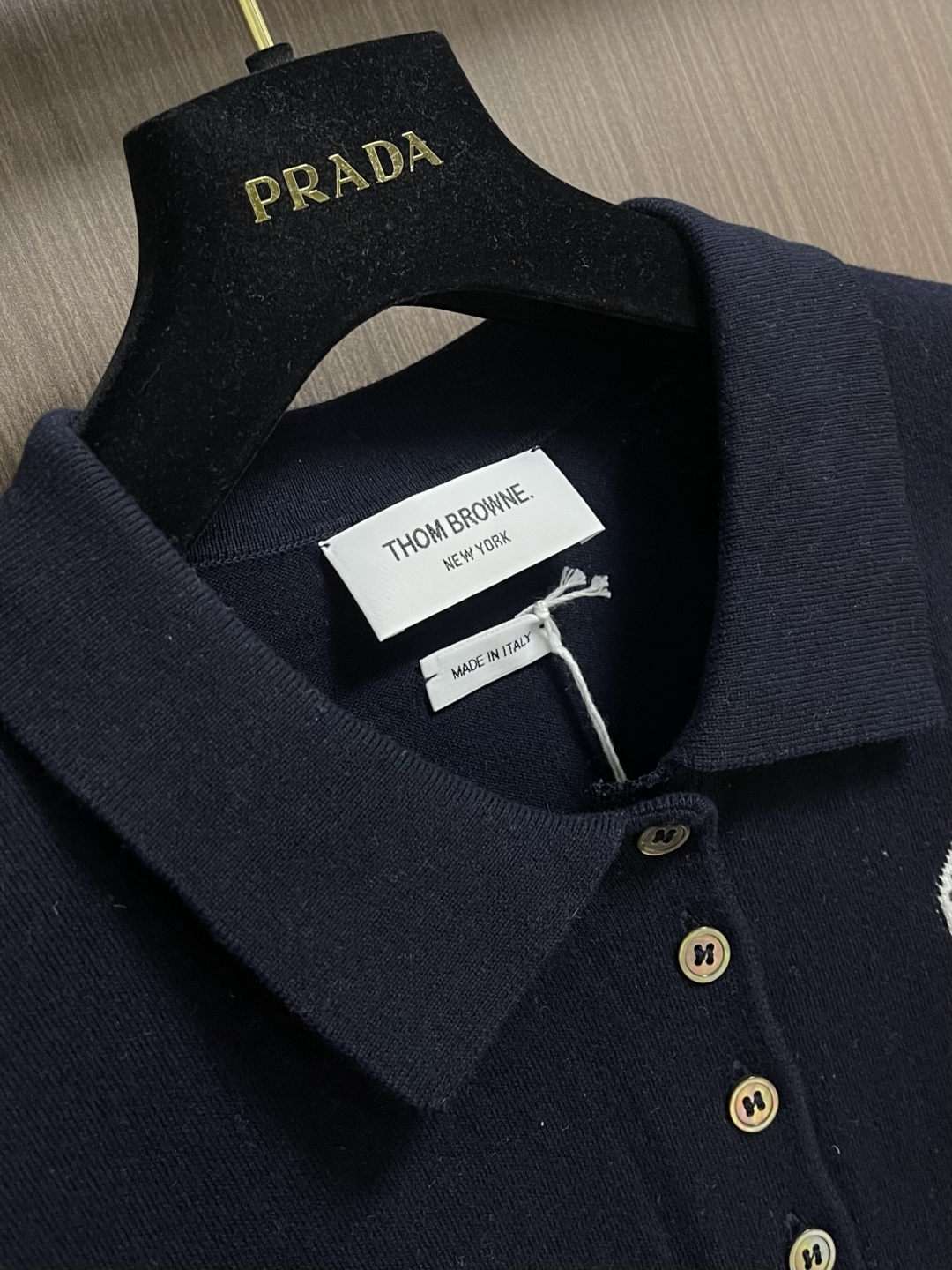 THOM BROWNE TB 网球拍提花短袖Polo，这件Thom Browne藏青色，采用高支精纺羊毛