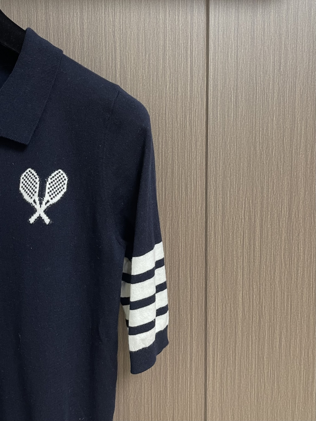 THOM BROWNE TB 网球拍提花短袖Polo，这件Thom Browne藏青色，采用高支精纺羊毛