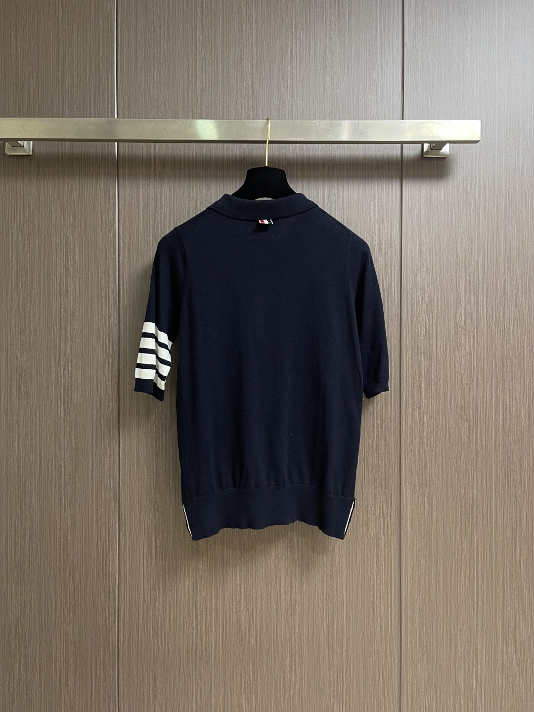 THOM BROWNE TB 网球拍提花短袖Polo，这件Thom Browne藏青色，采用高支精纺羊毛