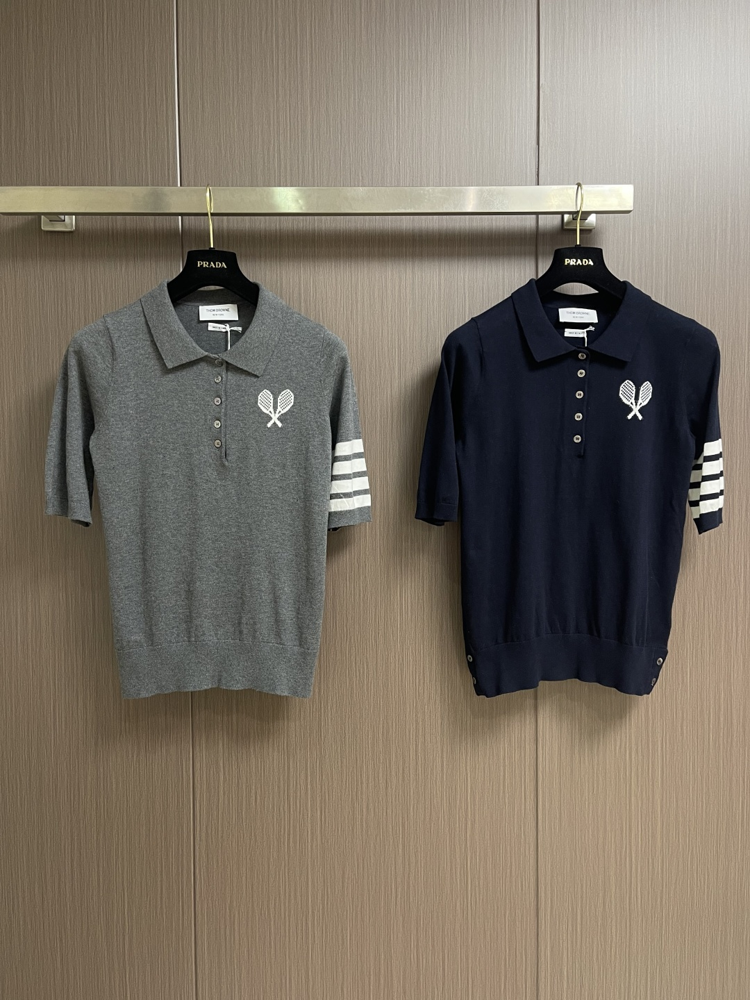 THOM BROWNE TB 网球拍提花短袖Polo，这件Thom Browne藏青色，采用高支精纺羊毛
