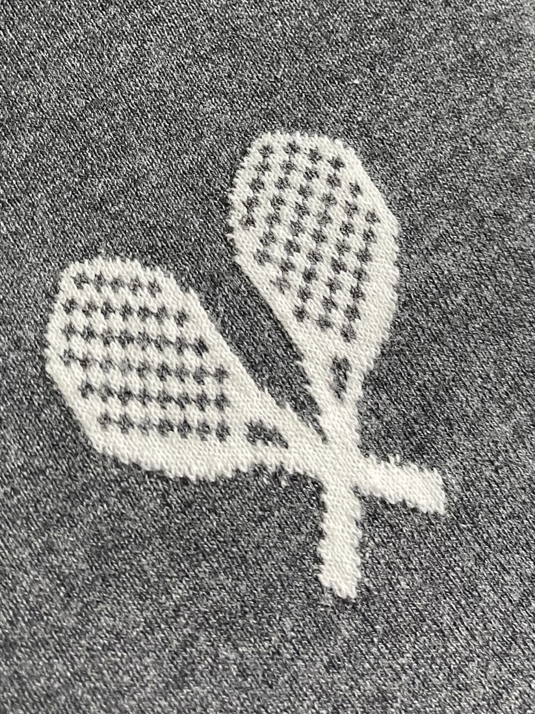 THOM BROWNE TB 网球拍提花短袖Polo，这件Thom Browne藏青色，采用高支精纺羊毛