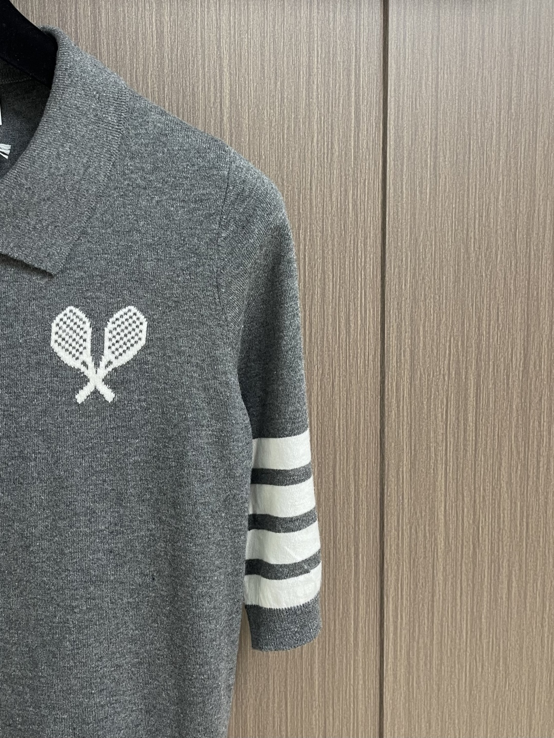 THOM BROWNE TB 网球拍提花短袖Polo，这件Thom Browne藏青色，采用高支精纺羊毛