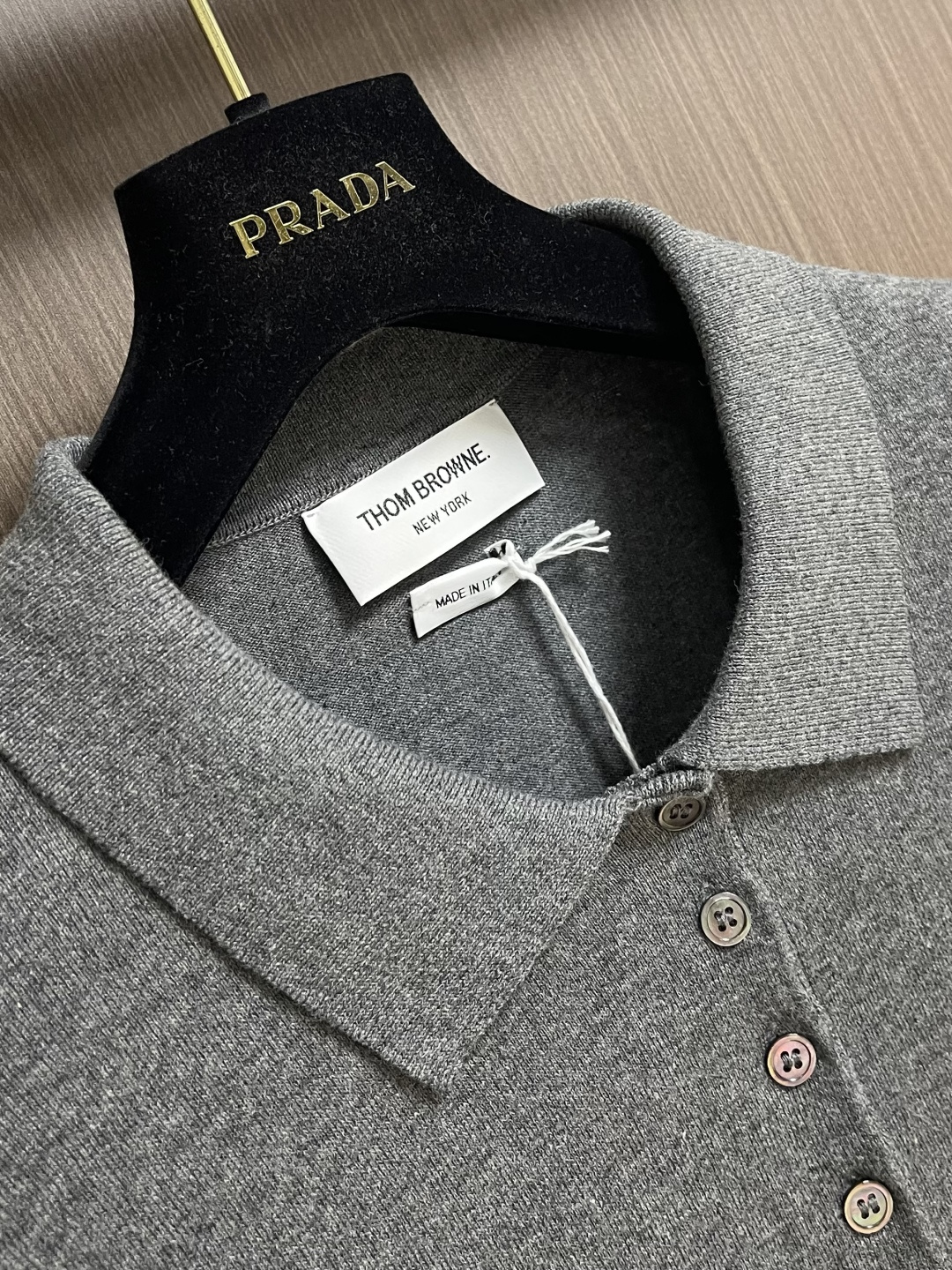 THOM BROWNE TB 网球拍提花短袖Polo，这件Thom Browne藏青色，采用高支精纺羊毛