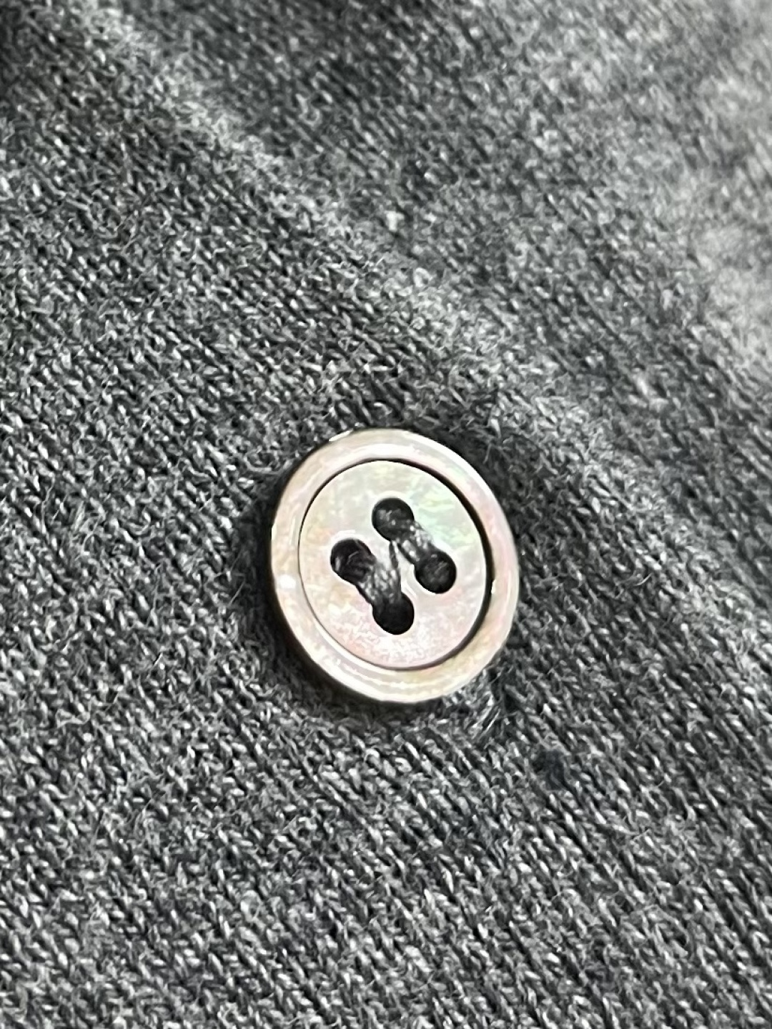 THOM BROWNE TB 网球拍提花短袖Polo，这件Thom Browne藏青色，采用高支精纺羊毛