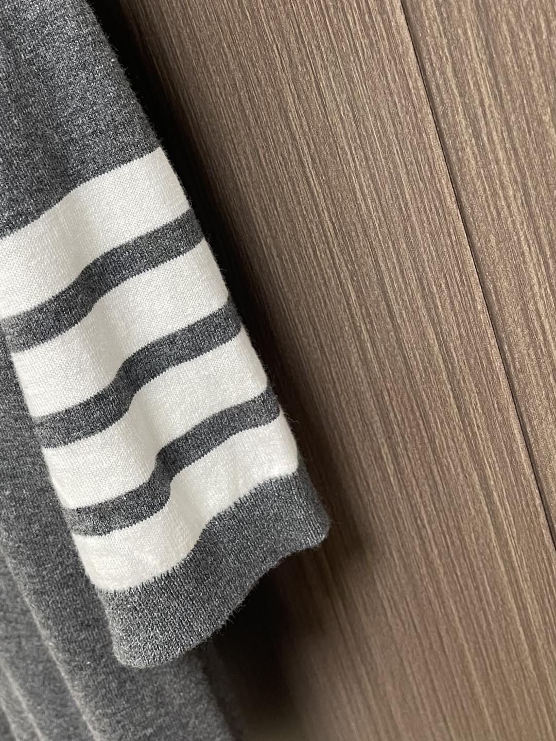 THOM BROWNE TB 网球拍提花短袖Polo，这件Thom Browne藏青色，采用高支精纺羊毛