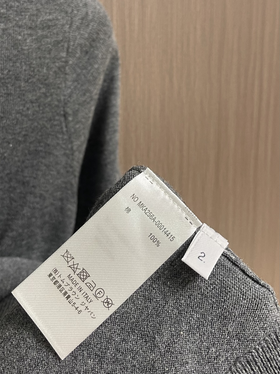 THOM BROWNE TB 网球拍提花短袖Polo，这件Thom Browne藏青色，采用高支精纺羊毛