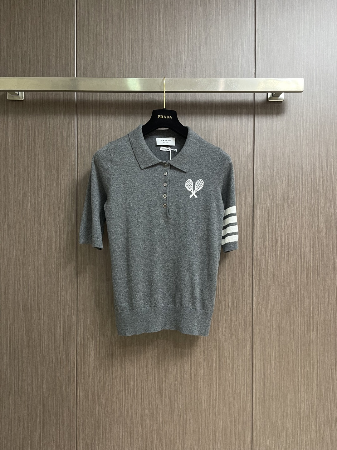 THOM BROWNE TB 网球拍提花短袖Polo，这件Thom Browne藏青色，采用高支精纺羊毛
