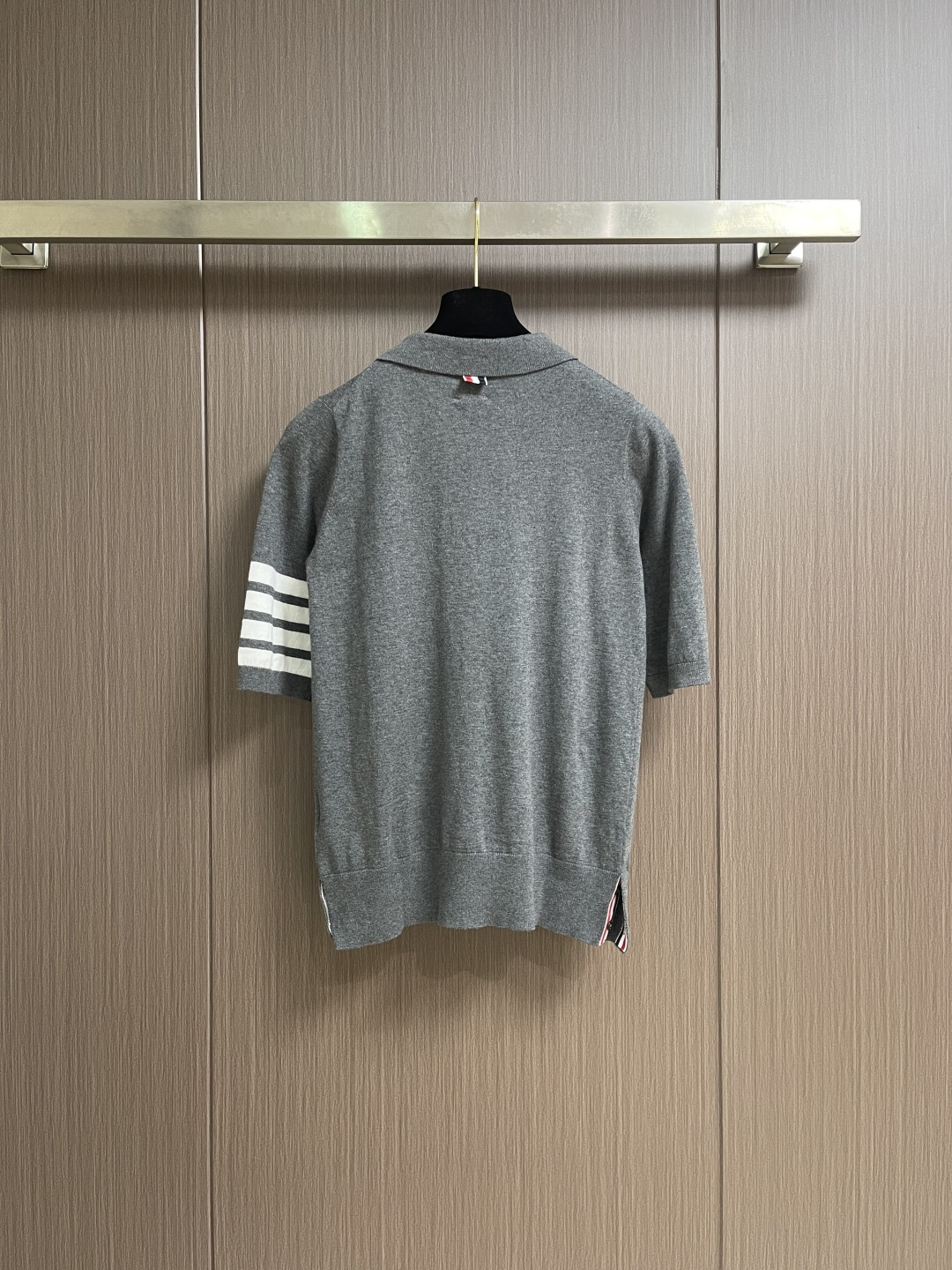 THOM BROWNE TB 网球拍提花短袖Polo，这件Thom Browne藏青色，采用高支精纺羊毛