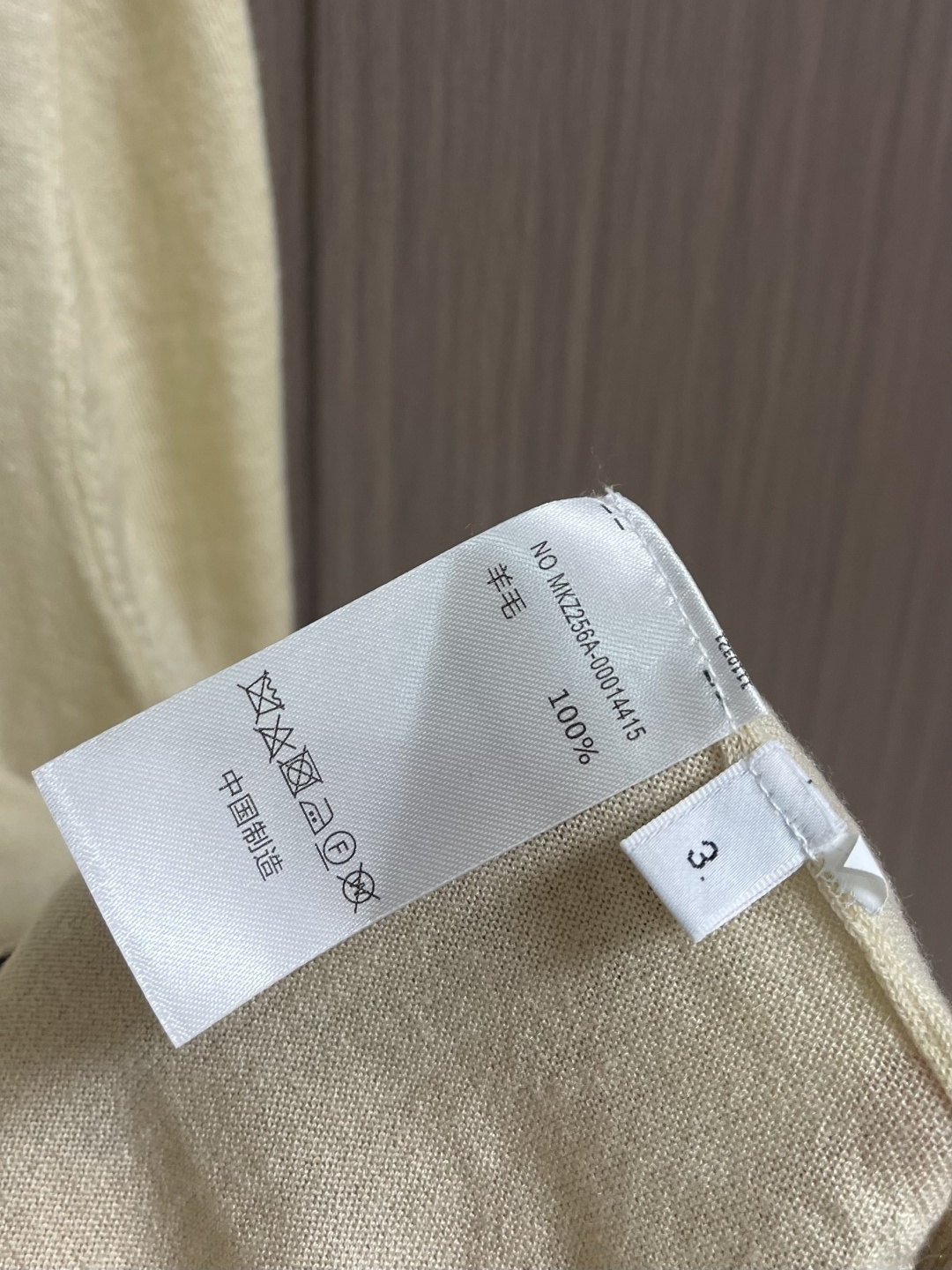 THOM BROWNE TB 羊毛针织七分袖短袖Polo，这件中袖针织Polo衫甄选细腻亲肤的羊毛混纺面