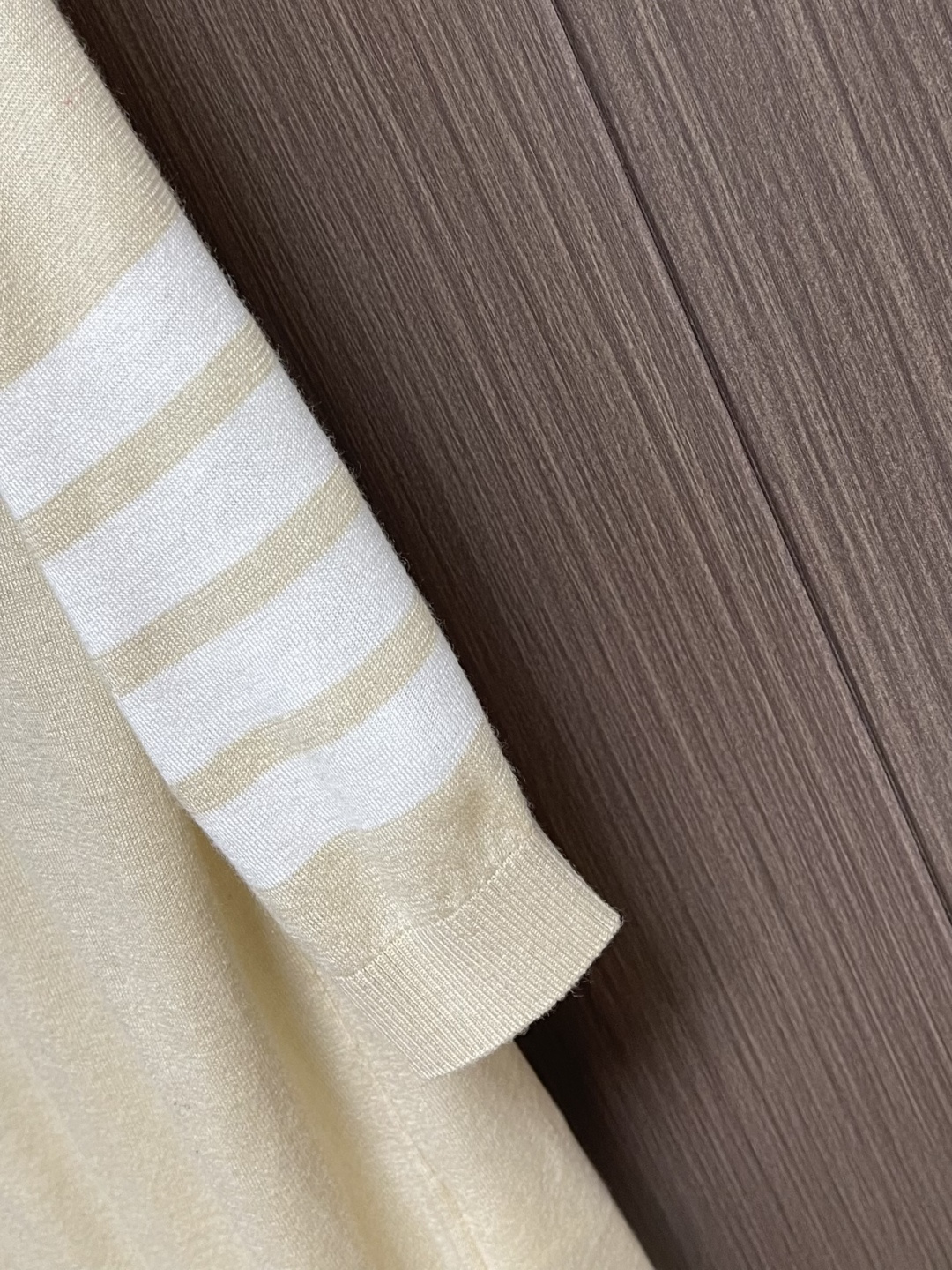 THOM BROWNE TB 羊毛针织七分袖短袖Polo，这件中袖针织Polo衫甄选细腻亲肤的羊毛混纺面