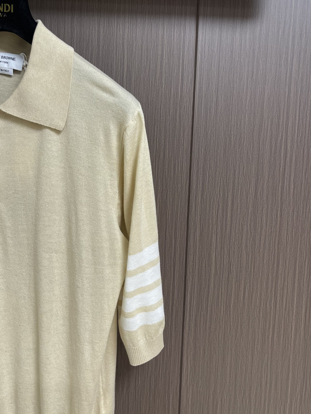 THOM BROWNE TB 羊毛针织七分袖短袖Polo，这件中袖针织Polo衫甄选细腻亲肤的羊毛混纺面