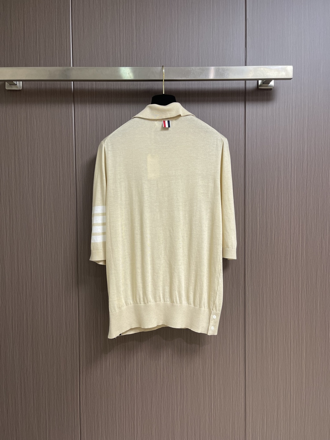 THOM BROWNE TB 羊毛针织七分袖短袖Polo，这件中袖针织Polo衫甄选细腻亲肤的羊毛混纺面