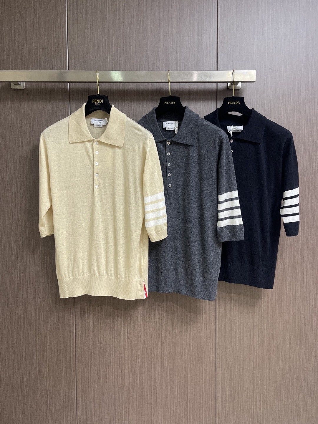 THOM BROWNE TB 羊毛针织七分袖短袖Polo，这件中袖针织Polo衫甄选细腻亲肤的羊毛混纺面