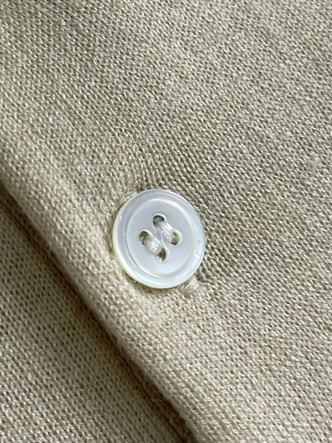 THOM BROWNE TB 羊毛针织七分袖短袖Polo，这件中袖针织Polo衫甄选细腻亲肤的羊毛混纺面