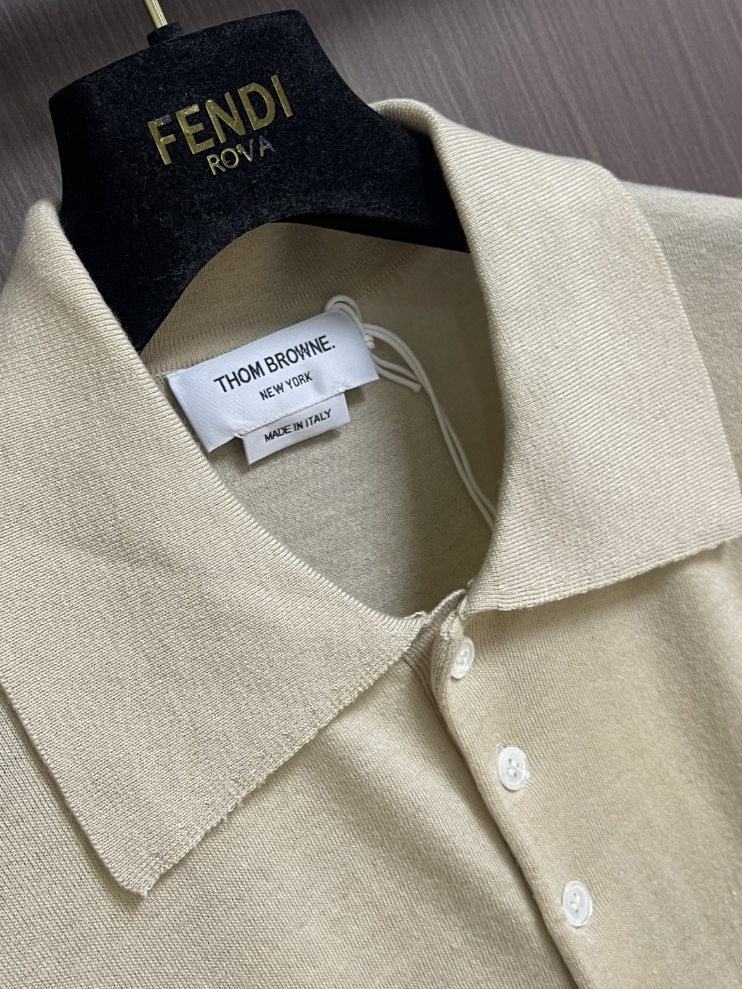 THOM BROWNE TB 羊毛针织七分袖短袖Polo，这件中袖针织Polo衫甄选细腻亲肤的羊毛混纺面