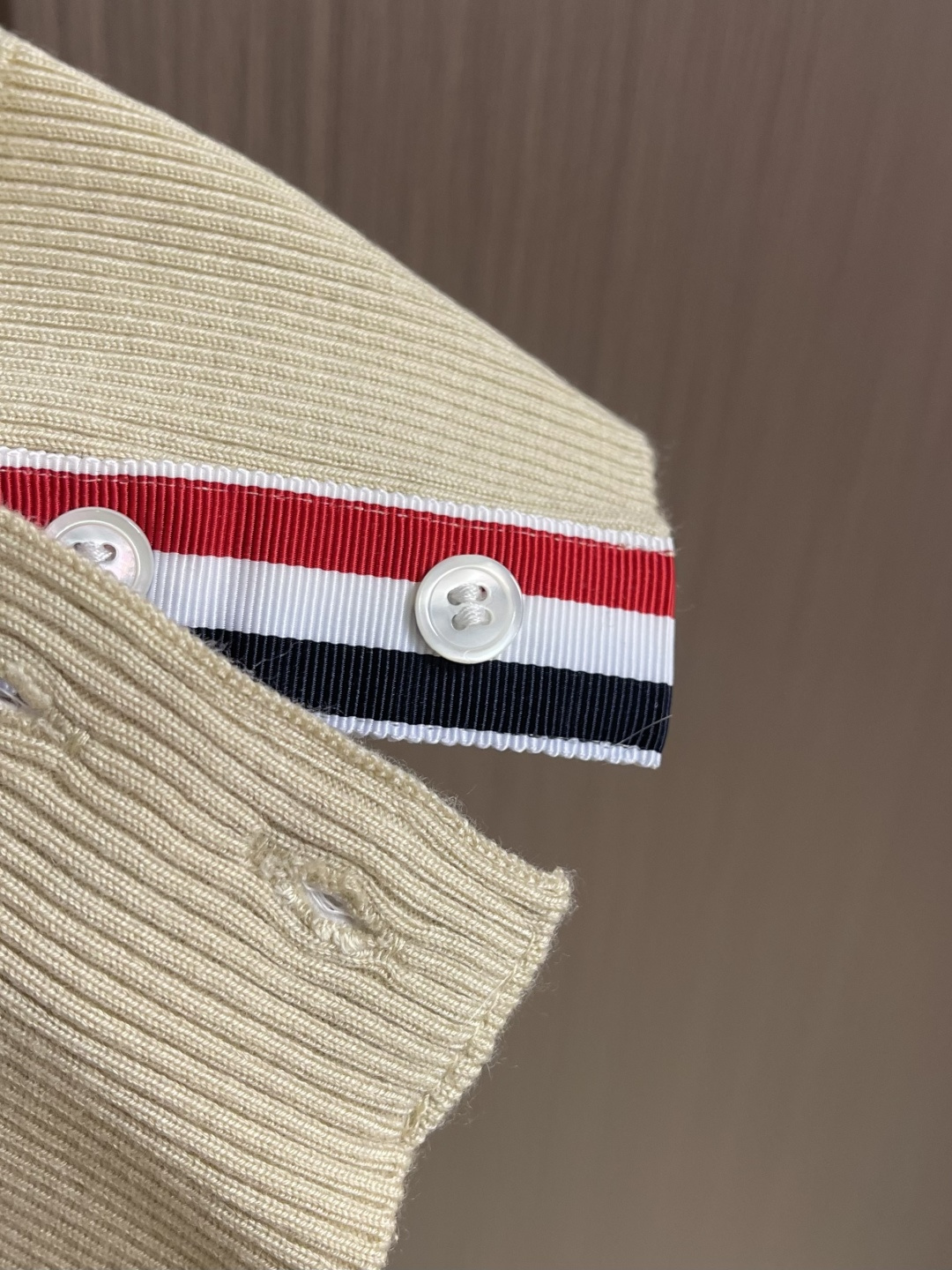 THOM BROWNE TB 羊毛针织七分袖短袖Polo，这件中袖针织Polo衫甄选细腻亲肤的羊毛混纺面