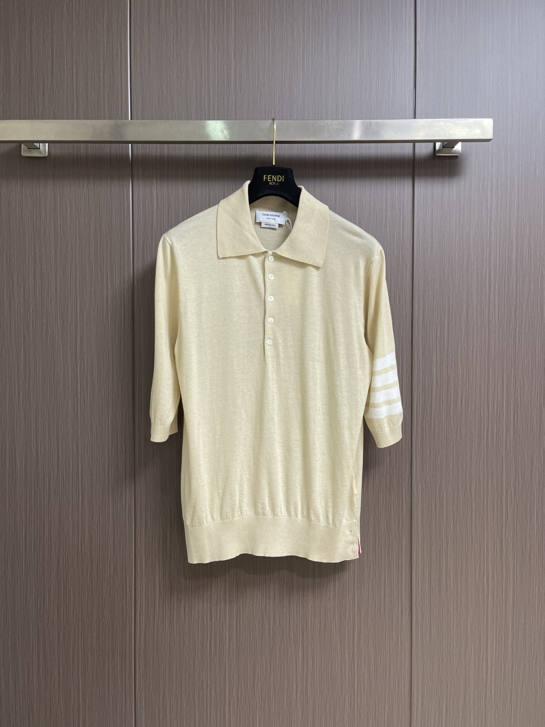 THOM BROWNE TB 羊毛针织七分袖短袖Polo，这件中袖针织Polo衫甄选细腻亲肤的羊毛混纺面