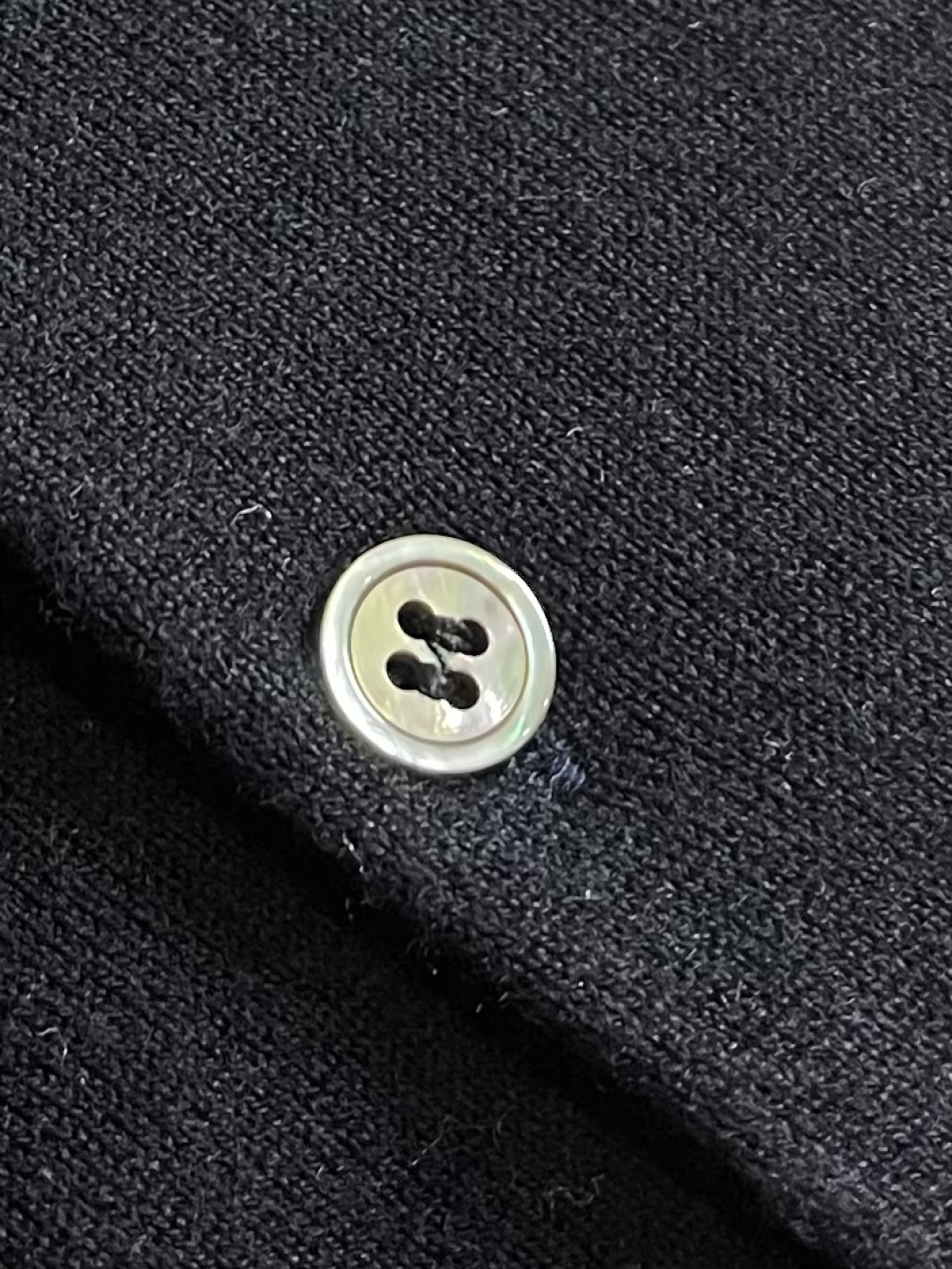 THOM BROWNE TB 羊毛针织七分袖短袖Polo，这件中袖针织Polo衫甄选细腻亲肤的羊毛混纺面