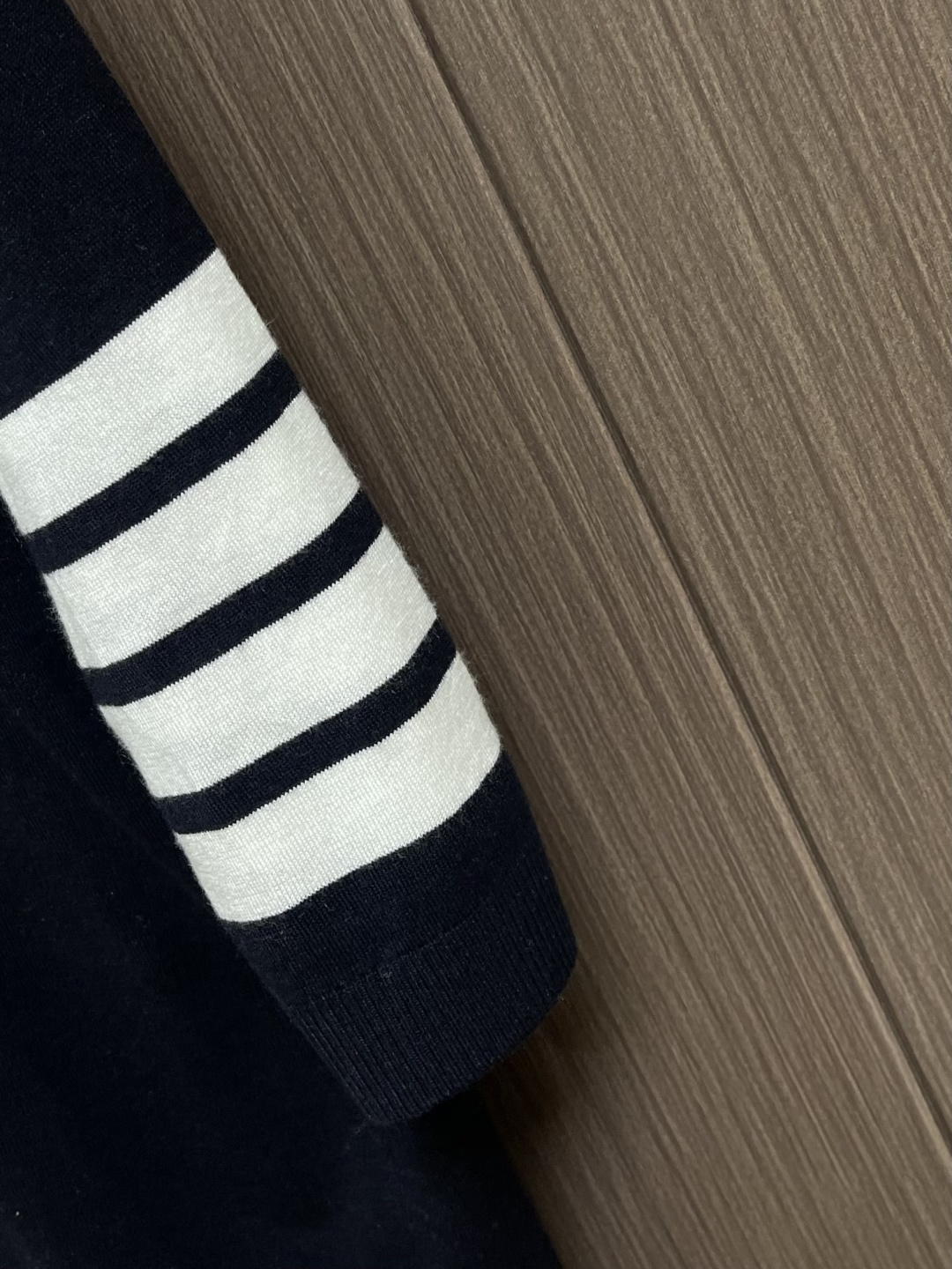 THOM BROWNE TB 羊毛针织七分袖短袖Polo，这件中袖针织Polo衫甄选细腻亲肤的羊毛混纺面