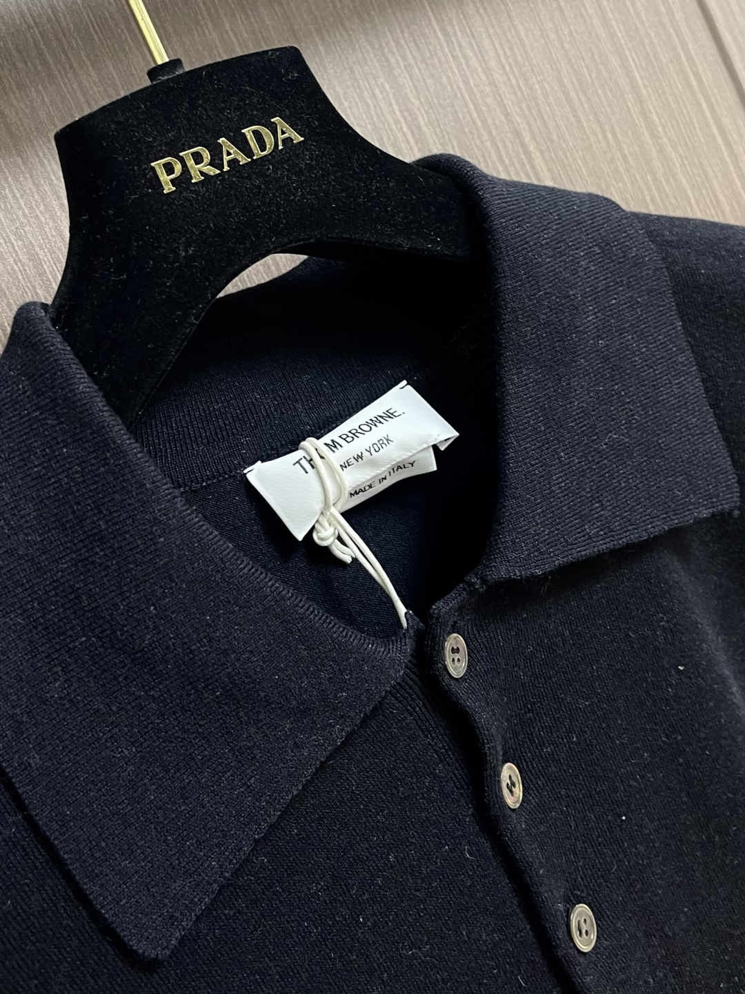 THOM BROWNE TB 羊毛针织七分袖短袖Polo，这件中袖针织Polo衫甄选细腻亲肤的羊毛混纺面