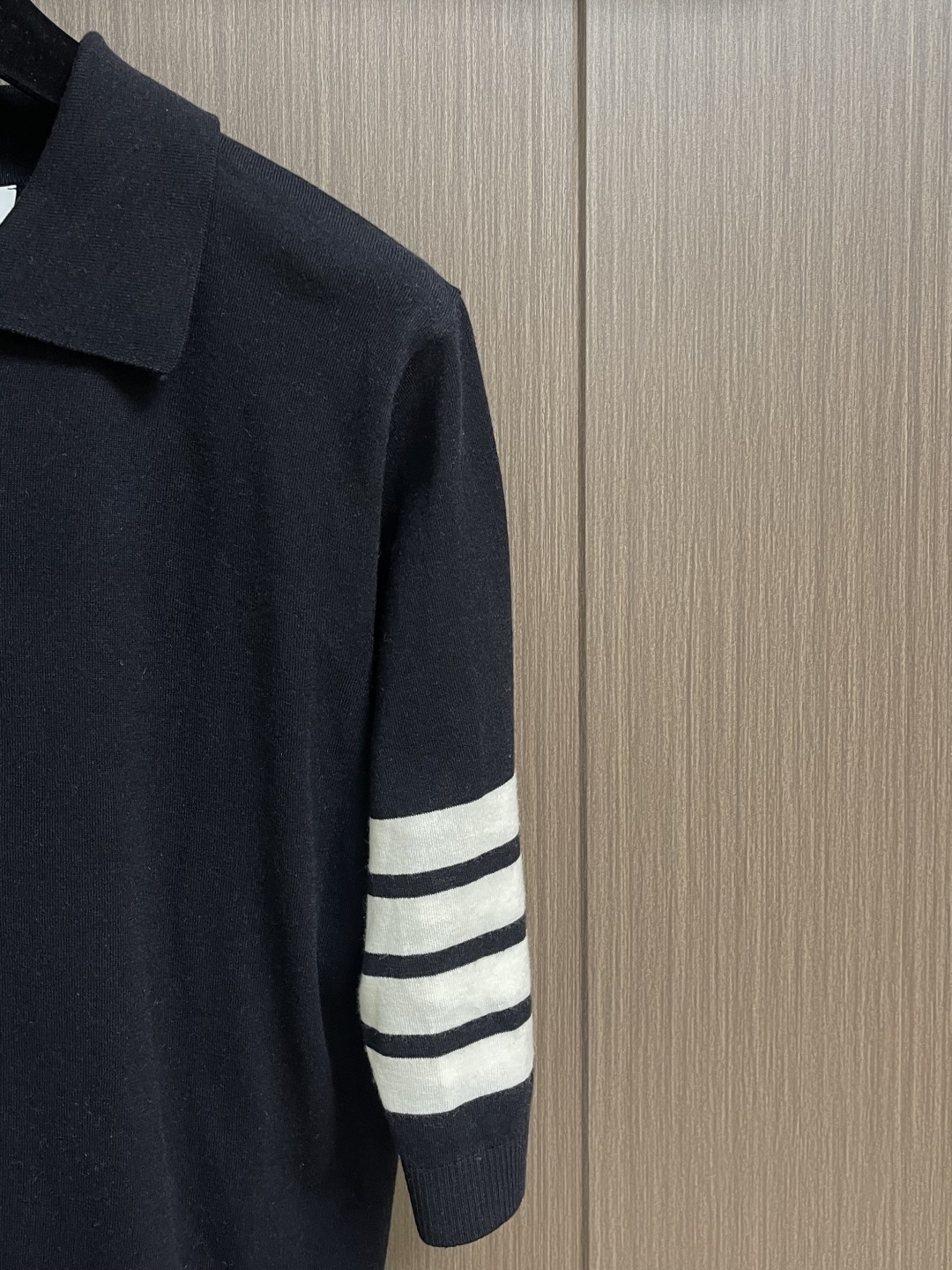 THOM BROWNE TB 羊毛针织七分袖短袖Polo，这件中袖针织Polo衫甄选细腻亲肤的羊毛混纺面