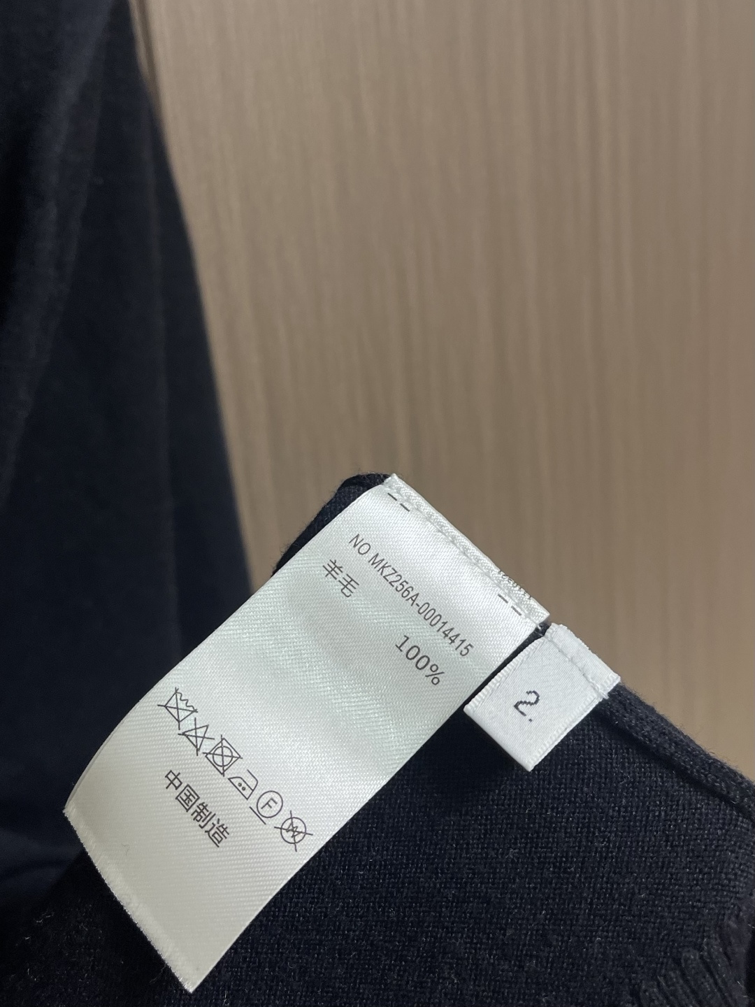 THOM BROWNE TB 羊毛针织七分袖短袖Polo，这件中袖针织Polo衫甄选细腻亲肤的羊毛混纺面