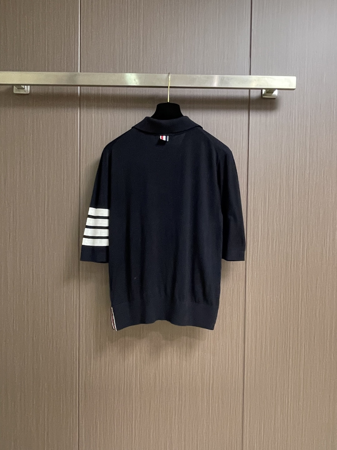 THOM BROWNE TB 羊毛针织七分袖短袖Polo，这件中袖针织Polo衫甄选细腻亲肤的羊毛混纺面