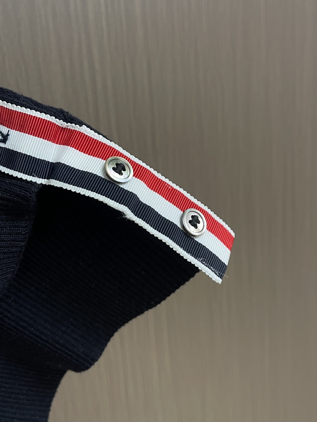 THOM BROWNE TB 羊毛针织七分袖短袖Polo，这件中袖针织Polo衫甄选细腻亲肤的羊毛混纺面