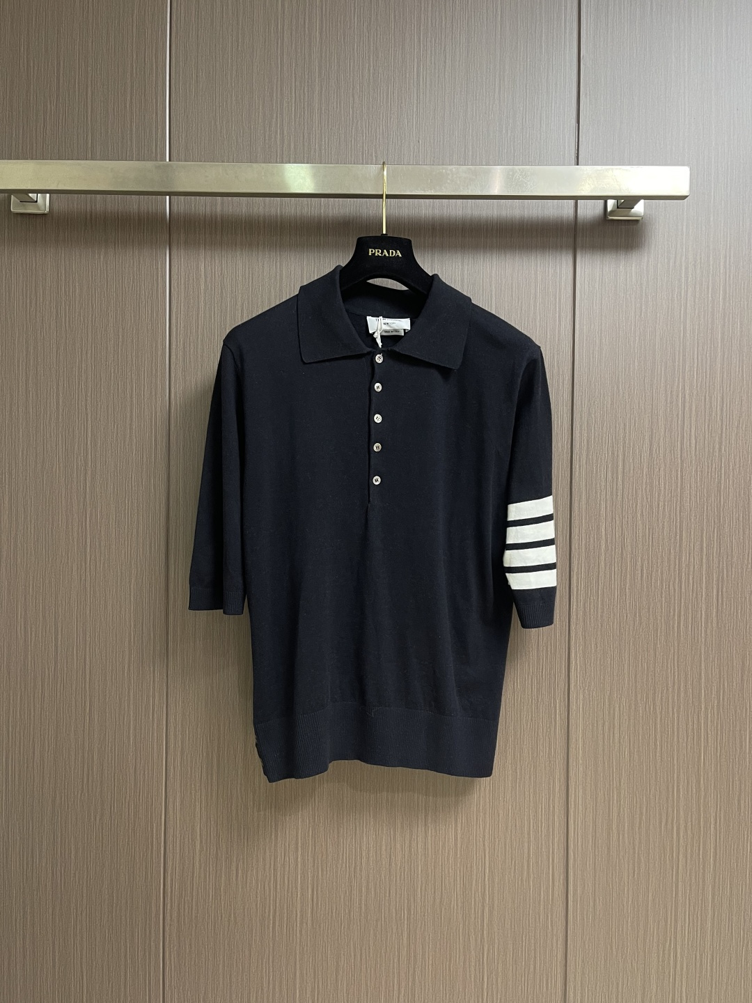 THOM BROWNE TB 羊毛针织七分袖短袖Polo，这件中袖针织Polo衫甄选细腻亲肤的羊毛混纺面