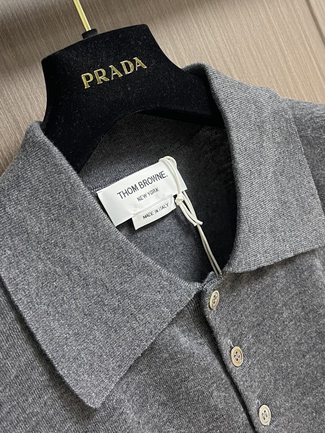 THOM BROWNE TB 羊毛针织七分袖短袖Polo，这件中袖针织Polo衫甄选细腻亲肤的羊毛混纺面