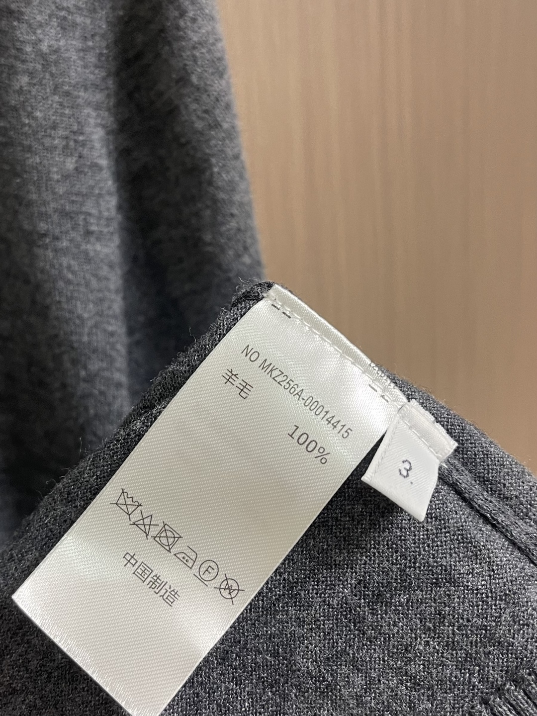 THOM BROWNE TB 羊毛针织七分袖短袖Polo，这件中袖针织Polo衫甄选细腻亲肤的羊毛混纺面