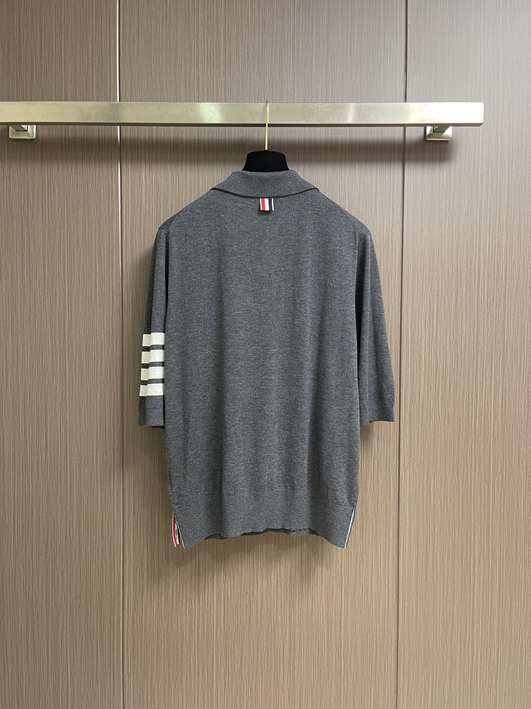 THOM BROWNE TB 羊毛针织七分袖短袖Polo，这件中袖针织Polo衫甄选细腻亲肤的羊毛混纺面
