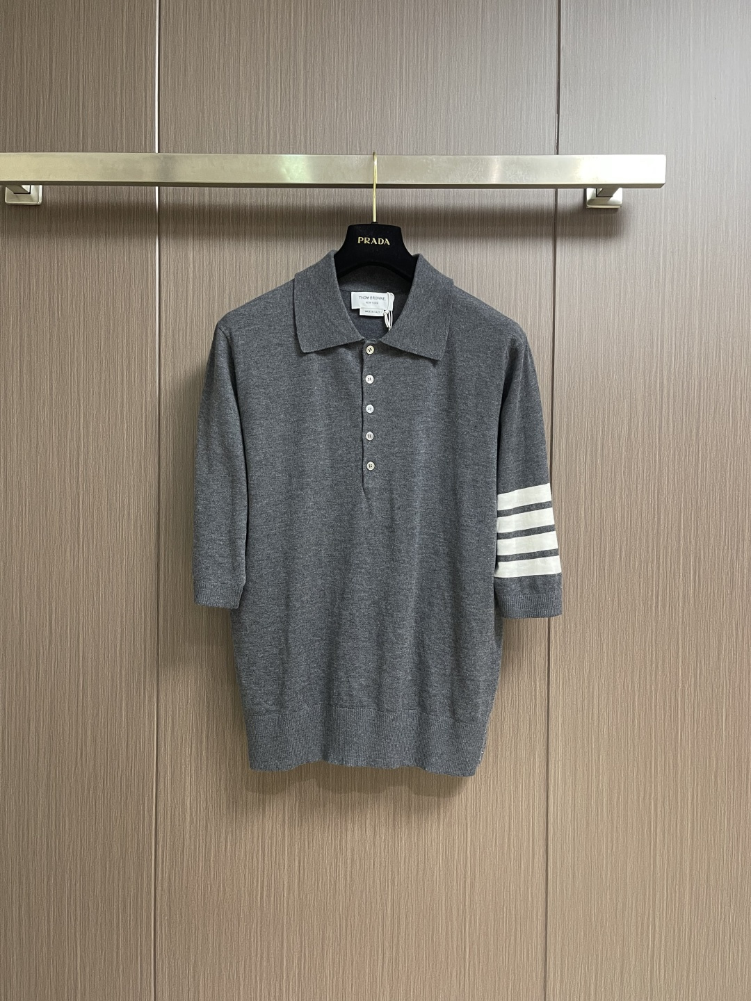 THOM BROWNE TB 羊毛针织七分袖短袖Polo，这件中袖针织Polo衫甄选细腻亲肤的羊毛混纺面