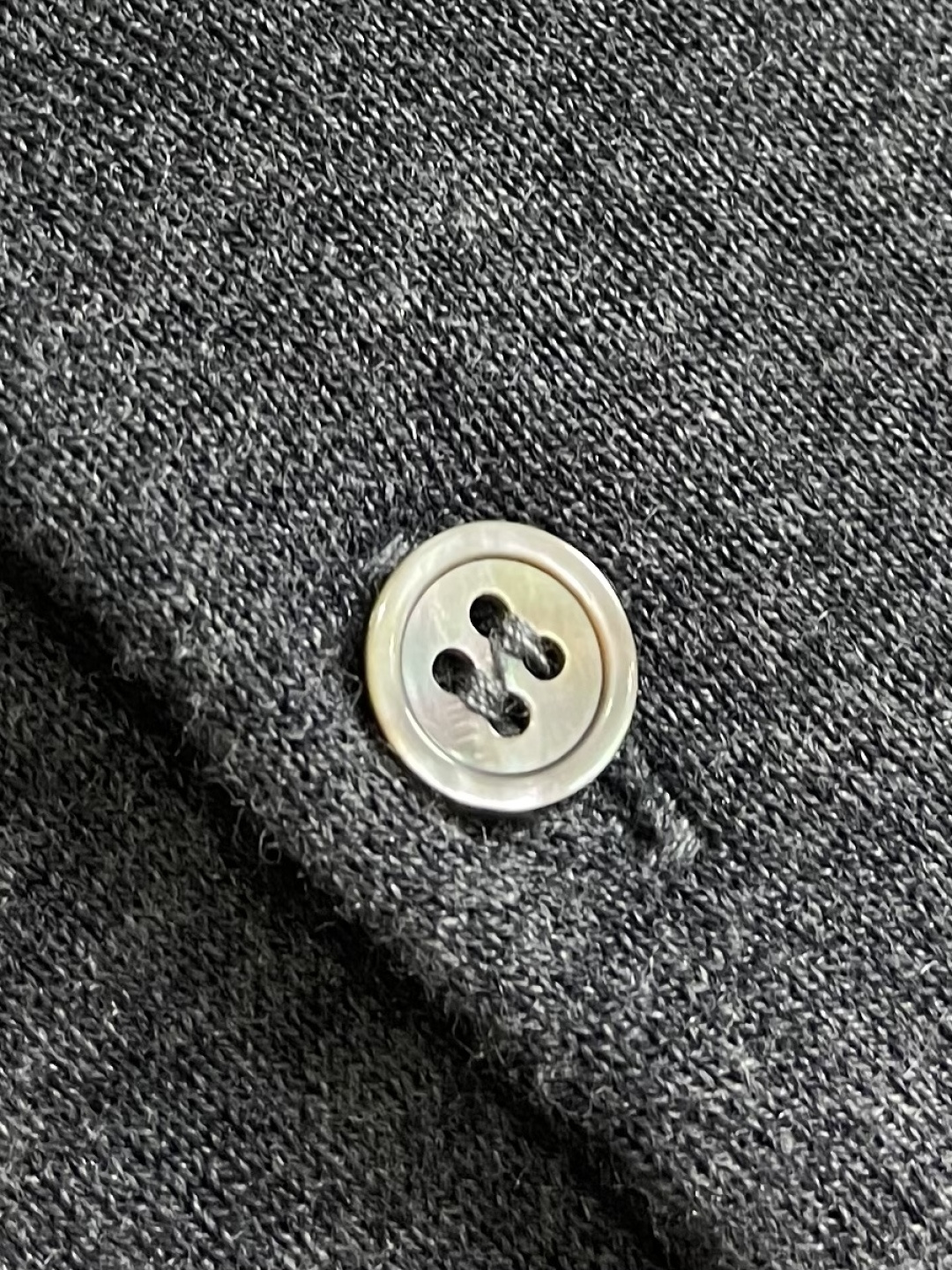 THOM BROWNE TB 羊毛针织七分袖短袖Polo，这件中袖针织Polo衫甄选细腻亲肤的羊毛混纺面