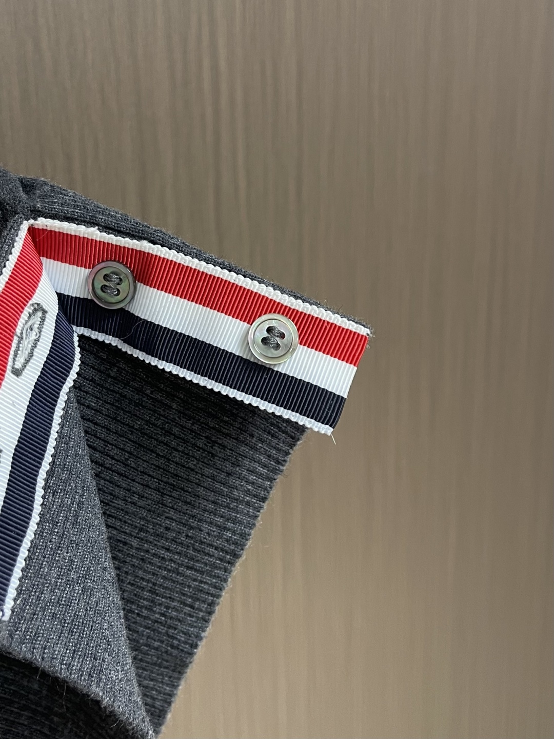 THOM BROWNE TB 羊毛针织七分袖短袖Polo，这件中袖针织Polo衫甄选细腻亲肤的羊毛混纺面