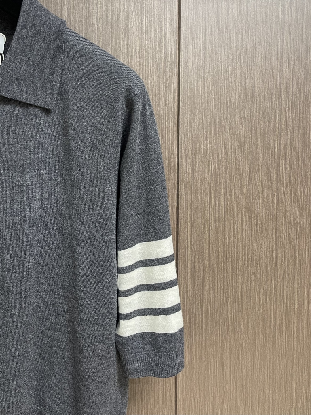 THOM BROWNE TB 羊毛针织七分袖短袖Polo，这件中袖针织Polo衫甄选细腻亲肤的羊毛混纺面