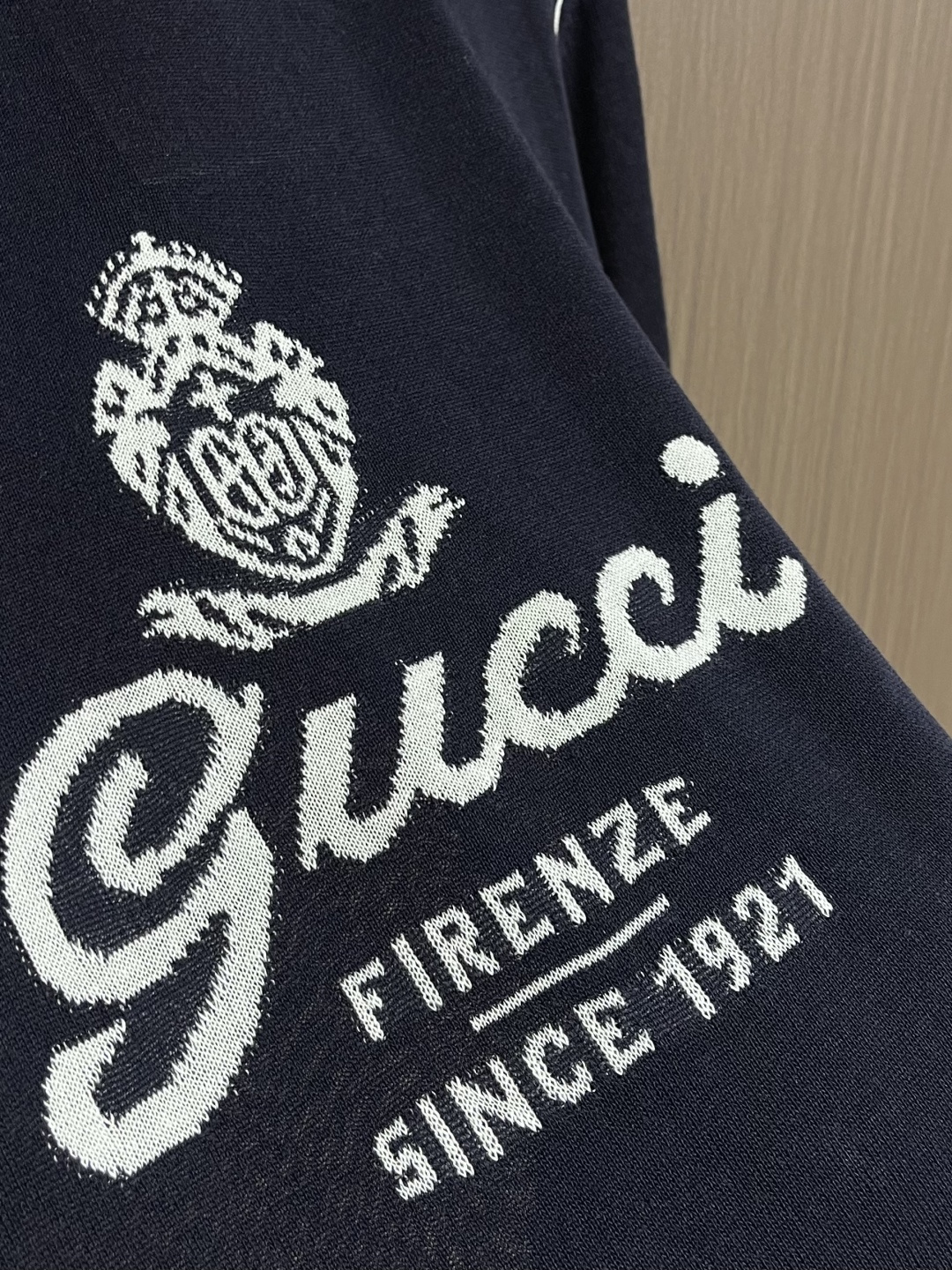 Gucci 嵌花针织短袖T恤，定织冰丝亚麻混纺针织，以雾感深海蓝为主色调，Guc Firenze Sin